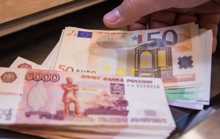 Рубль обновил минимум к евро за полторы недели
