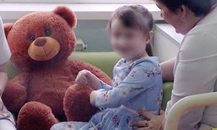 Найденную в захламлённой квартире в Москве девочку выписали из больницы