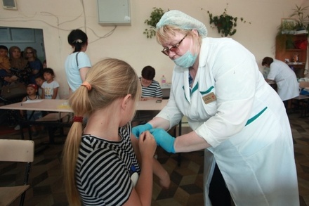 Минздрав приостановил плановую вакцинацию детей и взрослых