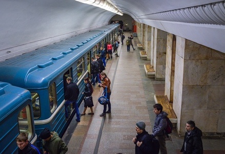 На станции метро «Университет» после падения под поезд погиб пассажир