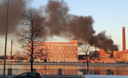 В Петербурге произошёл крупный пожар на территории фабрики