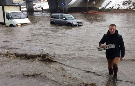Журналисты обнаружили потерянный автомобильный номер в огромной луже на северо-востоке Москвы
