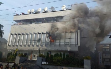 В Киеве подожгли здание телеканала «Интер»