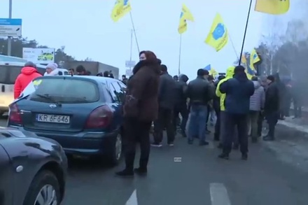 Автомобилисты частично блокируют въезды в Киев