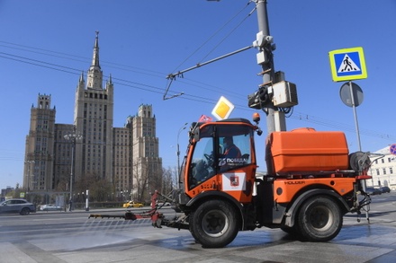 В Москве на месяц продлили ежедневную дезинфекцию подъездов
