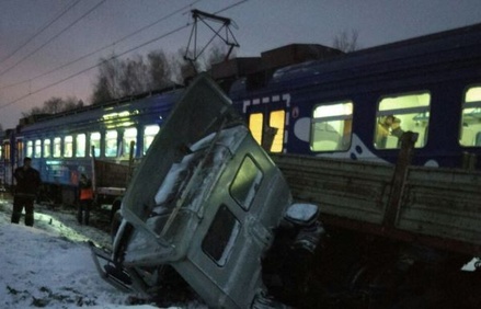 Причиной аварии на переезде в Подмосковье стало нарушение ПДД водителем КамАЗа
