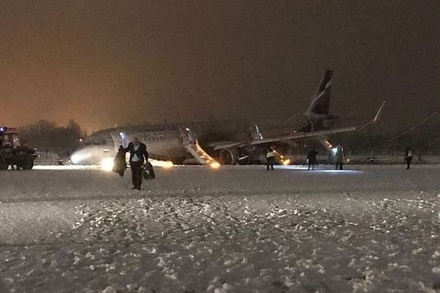 Закрытый на сутки аэропорт Калининграда возобновил работу