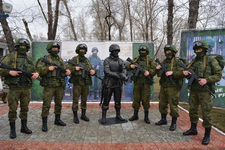 В Амурской области открыли памятник «вежливым людям»