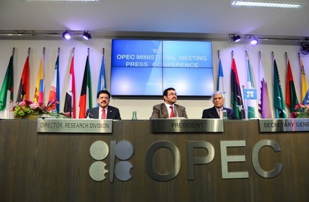Россия и страны ОПЕК договорились заморозить уровень добычи нефти
