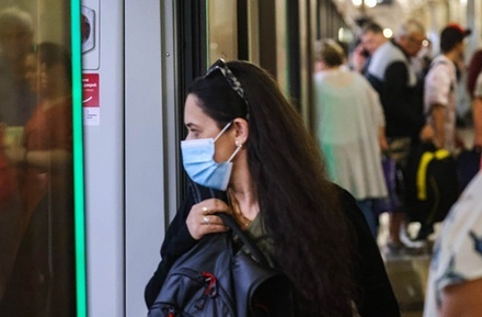 Вирусолог призвал носить маски и вакцинироваться в связи с началом новой волны коронавируса