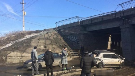 На Урале женщина-водитель выжила после падения автомобиля с моста