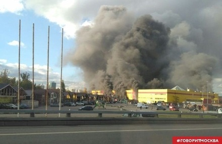 Очевидцы сообщают о пожаре на строительном рынке «Синдика» на МКАД 