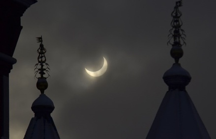 Астроном рассказал, где и как наблюдать солнечное затмение в Москве 