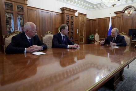 Президент встретился в Кремле с Денисом Мантуровым и Сергеем Чемезовым