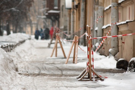 Глыба льда упала на женщину в центре Москвы