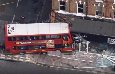 Двухэтажный автобус врезался в магазин в Лондоне