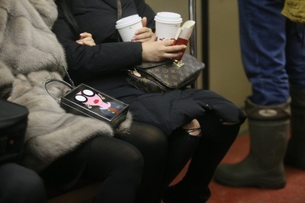 Депутаты Мосгордумы предложили обсудить штраф за проезд с кофе в метро