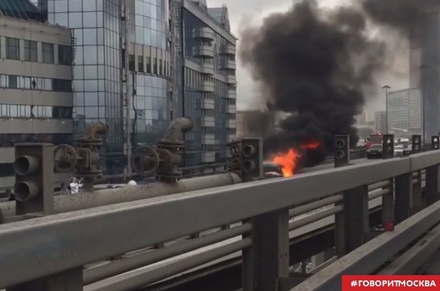 В Москве на Третьем транспортном кольце загорелся автомобиль