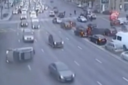В центре Москвы автомобиль запутался в упавших проводах и опрокинулся