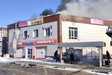 Торговый центр загорелся после обстрела ВСУ Шебекина в Белгородской области