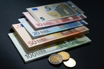 Евро превысил 90 рублей впервые с декабря 2014 года