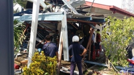 На востоке Малайзии военный вертолёт упал на крышу школы