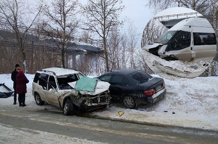 Два человека погибли и 11 пострадали в ДТП с маршруткой под Новосибирском