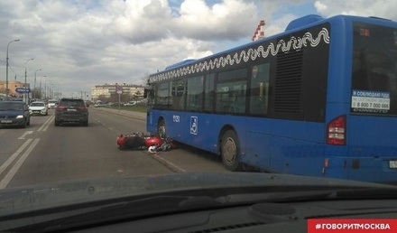 В столичном районе Строгино автобус сбил мотоциклиста
