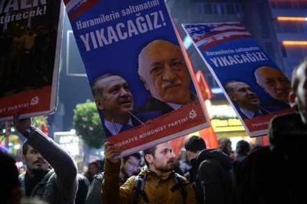 Турецкие власти лишили лицензии 24 СМИ за связь с оппозиционером Гюленом