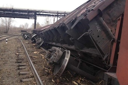 Пять грузовых вагонов сошли с рельсов в Свердловской области