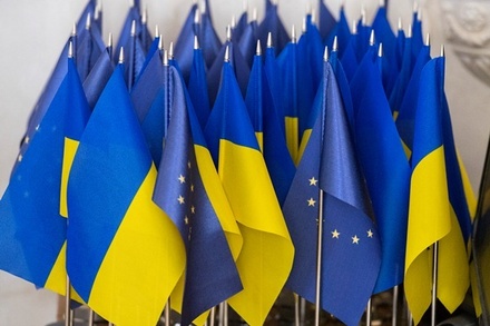 Еврокомиссия и Украина подписали документ о выделении Киеву 500 млн евро