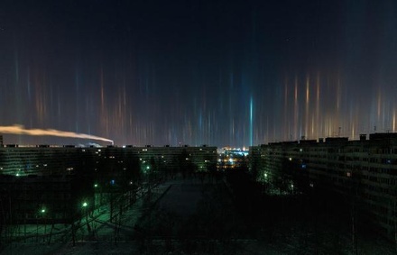 Жители Петербурга публикуют в соцсетях фото «световых столбов»