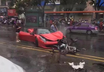 В Китае женщина арендовала Ferrari и разбила его через две минуты