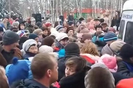 Жители Курска устроили давку за бесплатными конфетами