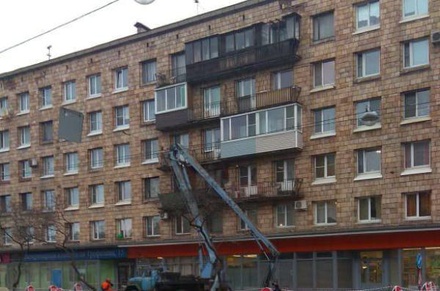 Власти Санкт-Петербурга из-за сосулек снесли балконы у жителей города 