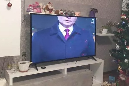 Телеканал «Каскад» объяснил обрезанное изображение новогоднего обращения Путина