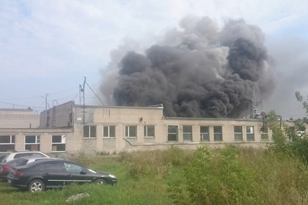 Площадь пожара на складе в Барнауле увеличилась до 500 квадратных метров