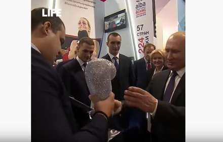Владимиру Путину подарили бриллиантовую боксёрскую перчатку