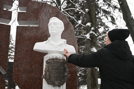 На Новодевичьем кладбище в Москве открыли памятник Василию Лановому