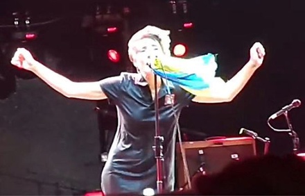 Зрители передадут Земфире флаг Новороссии на концерте в Москве 