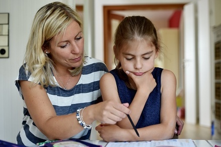 Психиатр назвал способы борьбы со стрессом во время выполнения домашнего задания с ребёнком