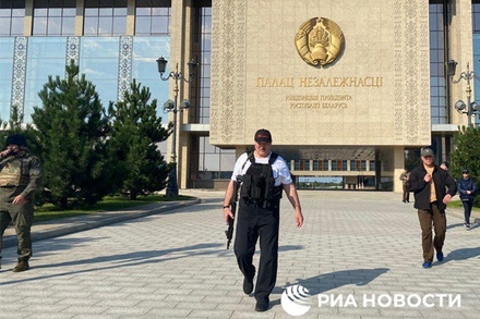 Александра Лукашенко сфотографировали с автоматом в руках у резиденции президента