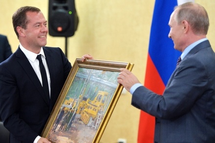 Владимир Путин подарил Дмитрию Медведеву картину «В цеху»