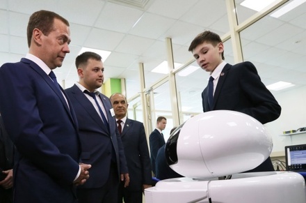 Медведев предложил поставить роботов вместо футболистов сборной России