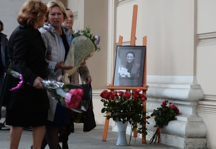 Поклонники Майи Плисецкой несут цветы к Большому театру