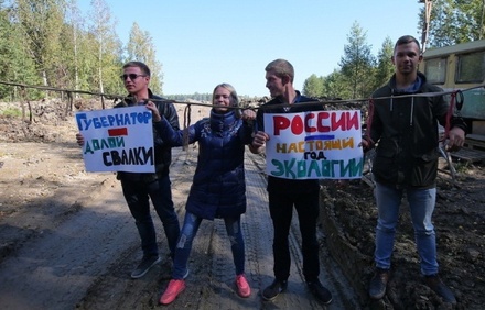 В Свердловской области трое мужчин приковали себя наручниками к въезду на свалку