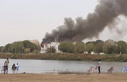 В столице Судана загорелся президентский дворец