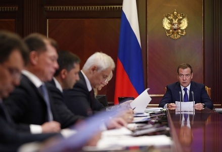 Медведев раскритиковал губернаторов за медленное строительство соцобъектов