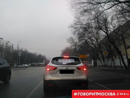 Московские автомобилисты начали размещать на своих машинах наклейки «Эрдоган чмо»