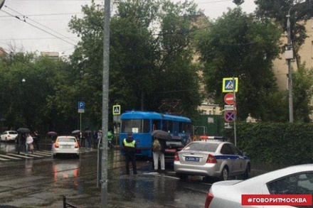 В центре Москвы столкнулись трамвай и автомобиль с дипломатическими номерами